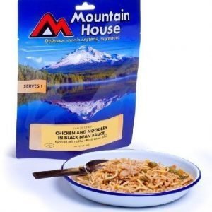 Mountain nuudeleita kanaa kasviksia mustapapukastikkeessa