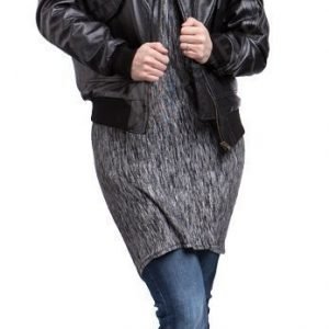 Särmä Classic CWU-45P lentäjän nahkatakki musta tyttökuvalla